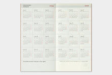 Laden Sie das Bild in den Galerie-Viewer, TRAVELER’S COMPANY - Traveler’s Notebook Regular - Monatskalender 2025